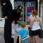 Policías gigantes durante las Olimpiadas de Londres 2012, Cardiff, Gales