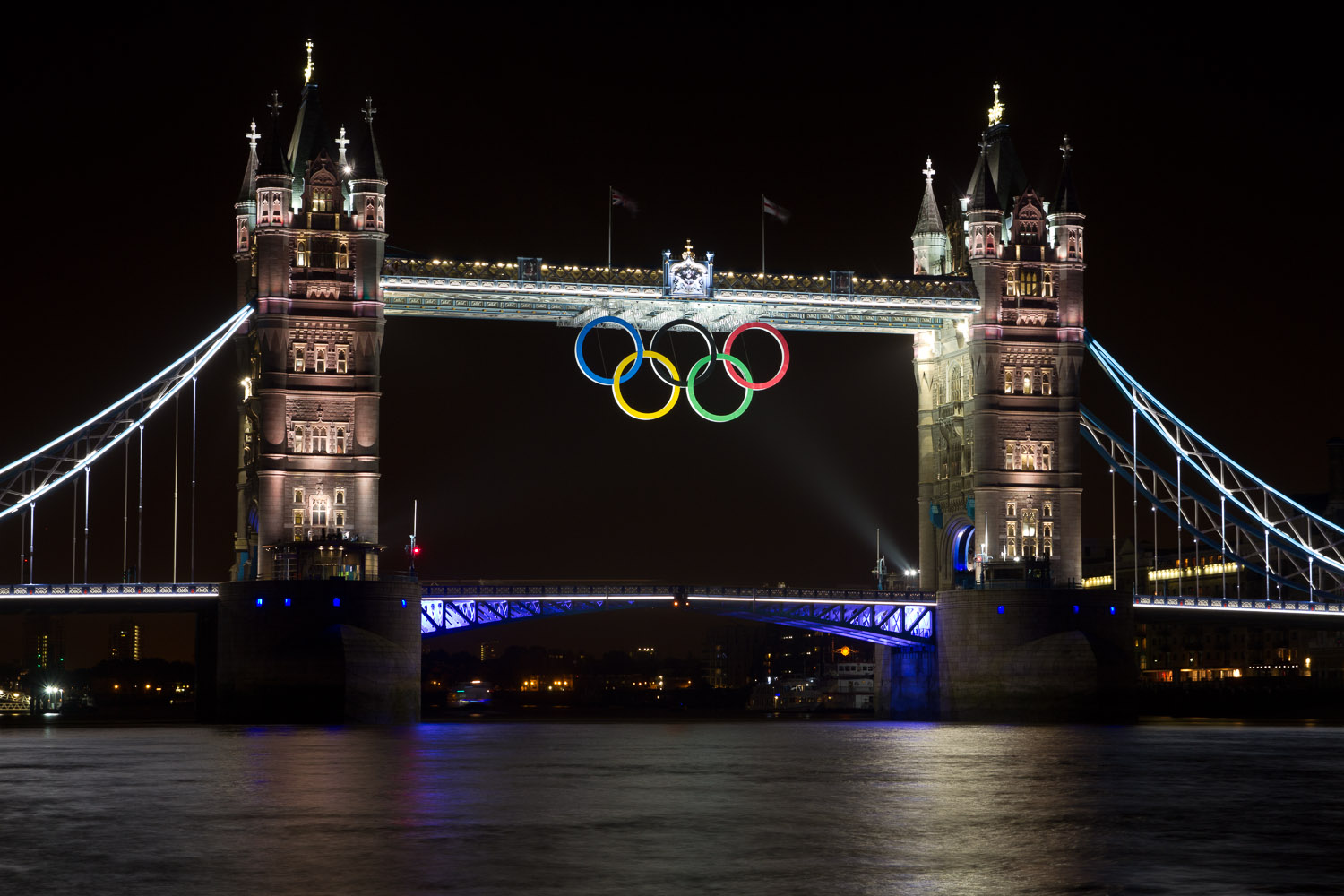 Tower Bridge de noche durante las Olimpiadas de Londres 2012, Londres, Inglaterra