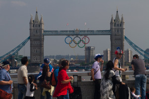 Visitantes contemplando el Tower Bridge durante las Olimpiadas de Londres 2012, Londres, Inglaterra