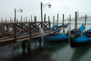 Atracadero de gondolas con San Giorgio Maggiore, Venecia, Italia