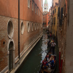 Góndolas en un canal con la Basílica de San Marcos en el fondo, Venecia, Italia
