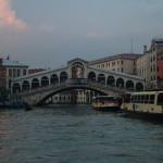 Vaporetti en Rialto, Venecia, Italia