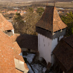 Vista desde la torre de la iglesia fortificada de Viscri, Rumanía