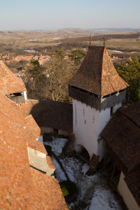 Vista desde la torre de la iglesia fortificada de Viscri, Rumanía