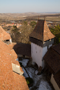 Vista desde la torre de la iglesia fortificada de Viscri, Rumanía