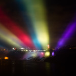 Espectáculo de luces en las cataratas del Niágara y la ciudad estadounidense de Niagara Falls