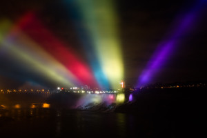 Espectáculo de luces en las cataratas del Niágara y la ciudad estadounidense de Niagara Falls