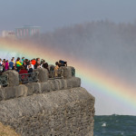 Turistas contemplando un arcoiris en las Horseshoe Falls, Niagara Falls, Canadá