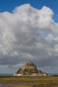 Panorámica del Mont-Saint-Michel desde las praderas salinas, Normandía, Francia