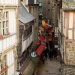 La Grande Rue, o calle mayor, del Mont-Saint-Michel, Normandía, Francia