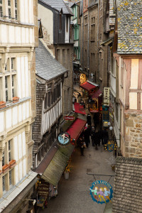 La Grande Rue, o calle mayor, del Mont-Saint-Michel, Normandía, Francia