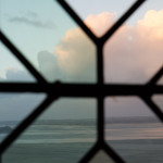 El islote de Tombelaine, visto desde la iglesia de la abadía del Mont-Saint-Michel, Normandía, Francia