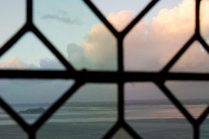 El islote de Tombelaine, visto desde la iglesia de la abadía del Mont-Saint-Michel, Normandía, Francia