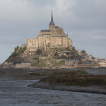 Panorámica del Mont-Saint-Michel desde la desembocadura del río Couesnon, Normandía, Francia