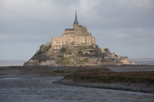 Panorámica del Mont-Saint-Michel desde la desembocadura del río Couesnon, Normandía, Francia