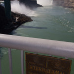Las cataratas del Niágara y a frontera entre EE.UU. y Canadá en el Rainbow Bridge