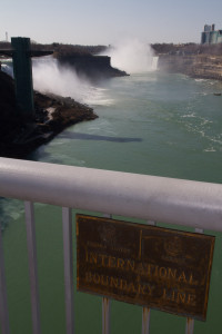 Las cataratas del Niágara y a frontera entre EE.UU. y Canadá en el Rainbow Bridge