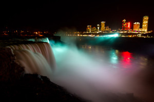 Espectáculo de luces en las cataratas del Niágara y la ciudad canadiense de Niagara Falls
