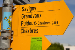 Carteles con direcciones de rutas de senderismo, Lutry, Suiza