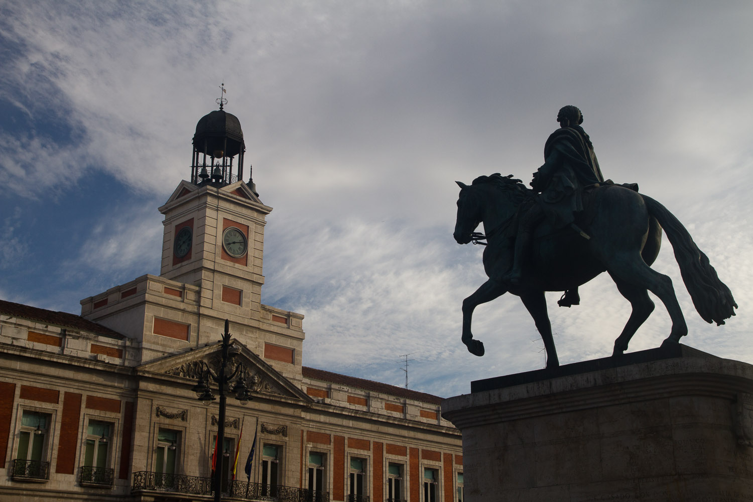 Estatua ecuestre de Carlos III contemplando la Puerta del Sol, Madrid, España