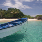 Barco en la isla Granito de Oro, parque nacional Coiba, Panamá