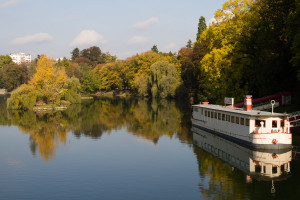 El río Doubs a su paso por Besanzón, Francia