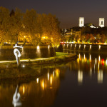 Vista nocturna de la ciudad y el río Doubs, Besanzón, Francia