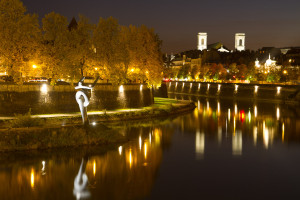 Vista nocturna de la ciudad y el río Doubs, Besanzón, Francia