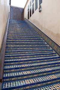 Escalera en la universidad de Al-Karaouine, Fez, Marruecos