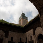 Patio de la madraza Bou Inania y su minarete, Fez, Marruecos