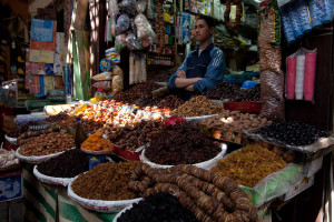 Puesto de frutos secos en la medina de Fez, Marruecos