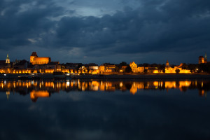 Panorámica nocturna del centro histórico de Toruń, Polonia