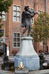 Escultura de Janko Muzykant en Toruń, Polonia