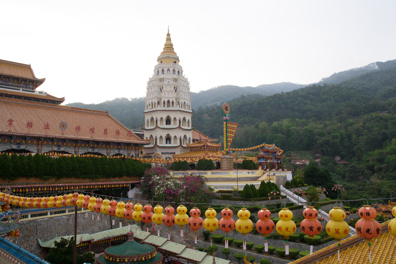 El templo Kek Lok Si durante las celebraciones de año nuevo lunar, Penang, Malasia