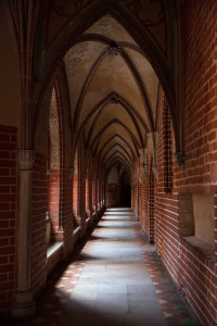 Claustro del castillo alto de la fortaleza de Malbork, Polonia