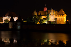 La fortaleza de Malbork de noche, Polonia