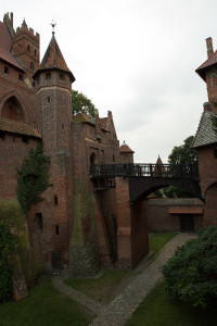Puente entre los castillos alto y medio de la fortaleza de Malbork, Polonia