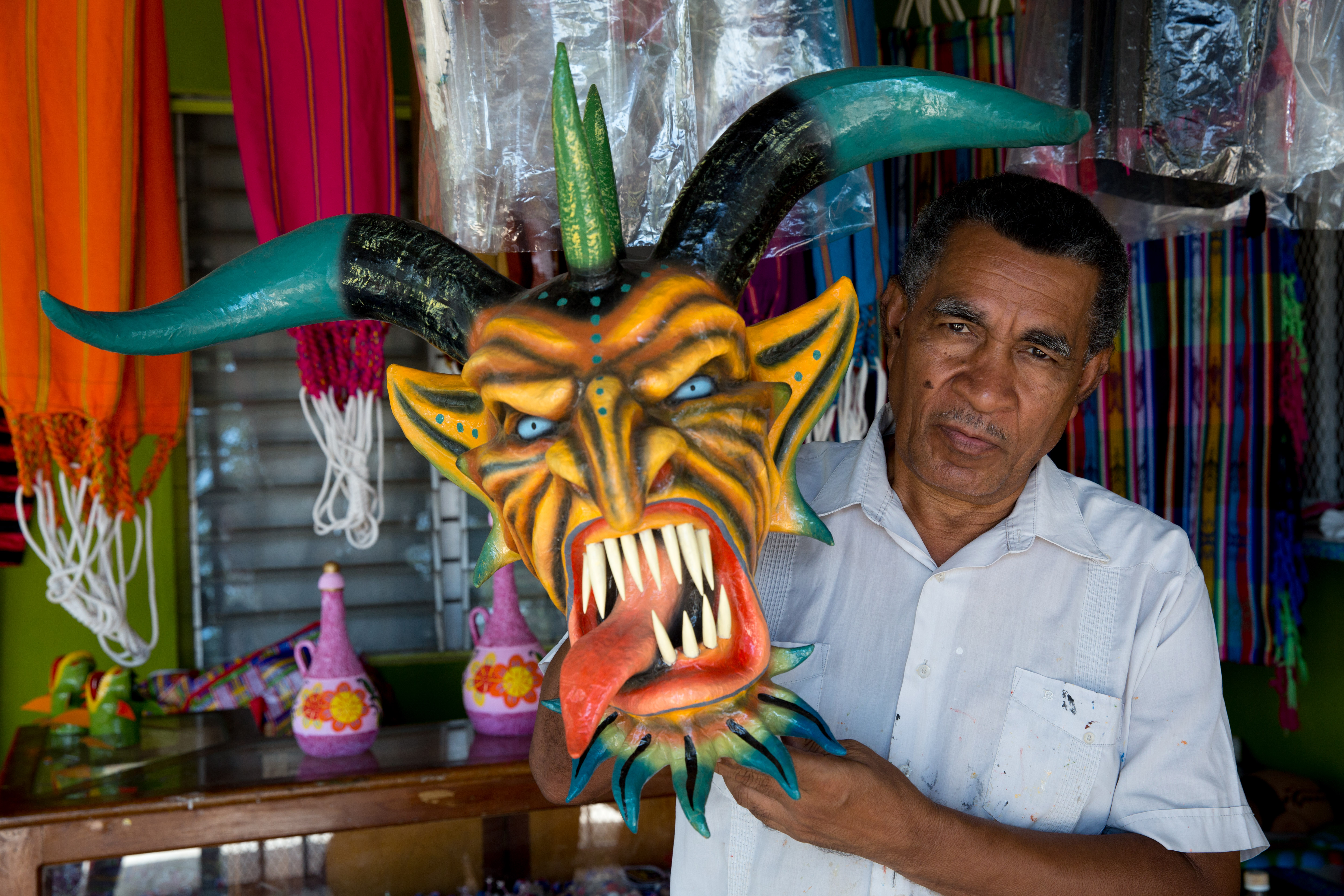 Darío López posando junto a una de sus creaciones