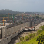 Construcción del tercer juego de esclusas en Gatún, Panamá