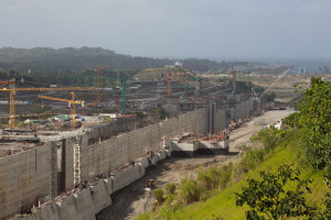 Construcción del tercer juego de esclusas en Gatún, Panamá