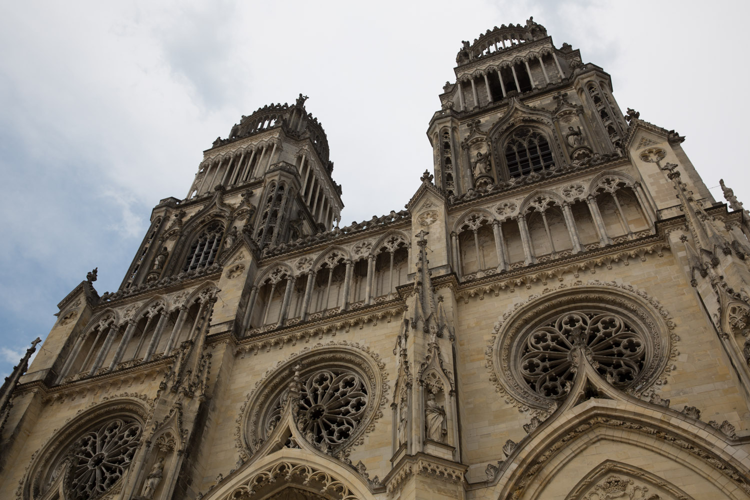 Miércoles 5 — Detalle de la imponente fachada gótica de la catedral de Orleans.