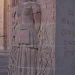 Viernes 7 — Monumento a la heroína de la ciudad, Juana de Arco, ubicado frente a la catedral.