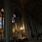 Martes 4 — Hermosos vitrales decoran la nave de la catedral de Orleans.