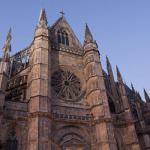 Domingo 9 — Vista lateral de la catedral donde se encuentra una enorme roseta.