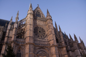 Domingo 9 — Vista lateral de la catedral donde se encuentra una enorme roseta.