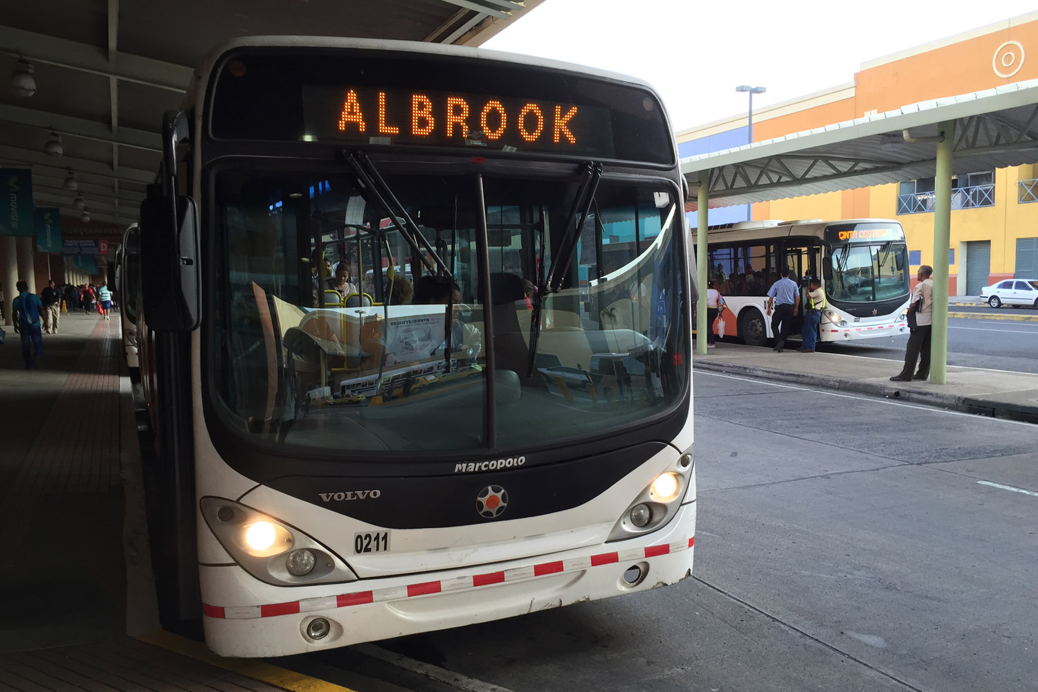 Autobús en terminal de Albrook, Panamá