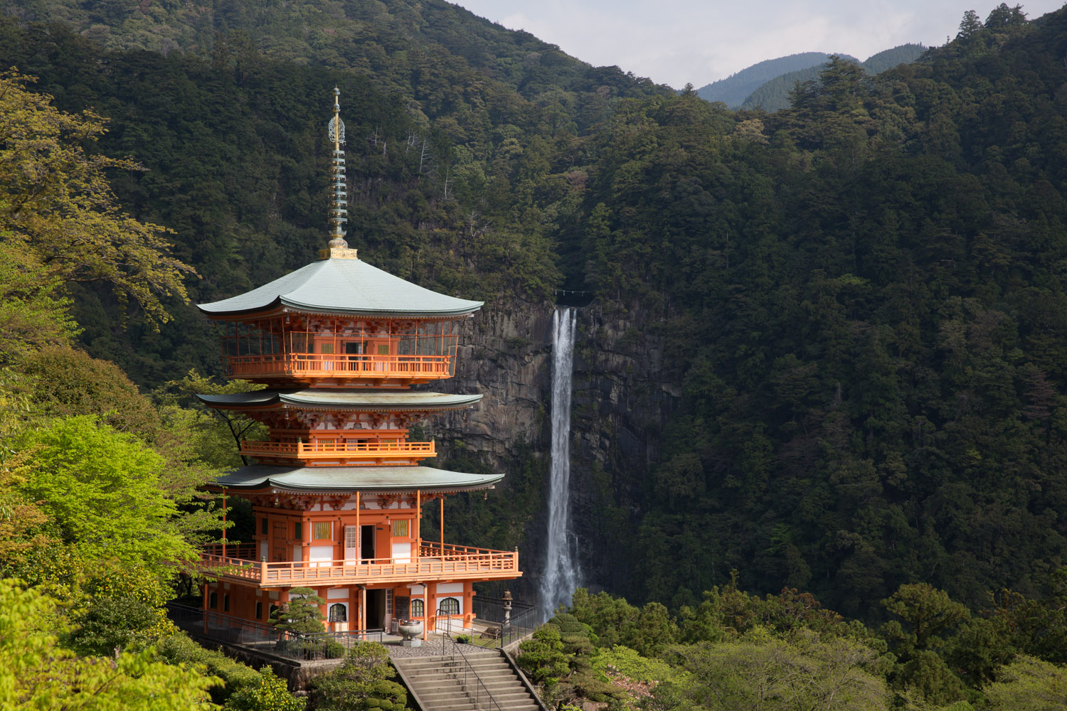 Pagoda de Seiganto-ji y cascada Nachi, en las rutas de Kumano Kodo, Japón