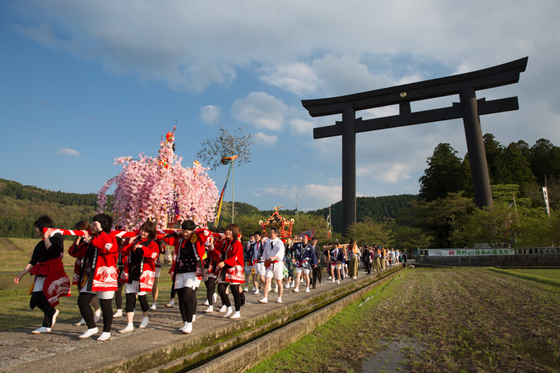 Santuarios portátiles durante el festival de primavera de Kumano Hongu Taisha, Japón