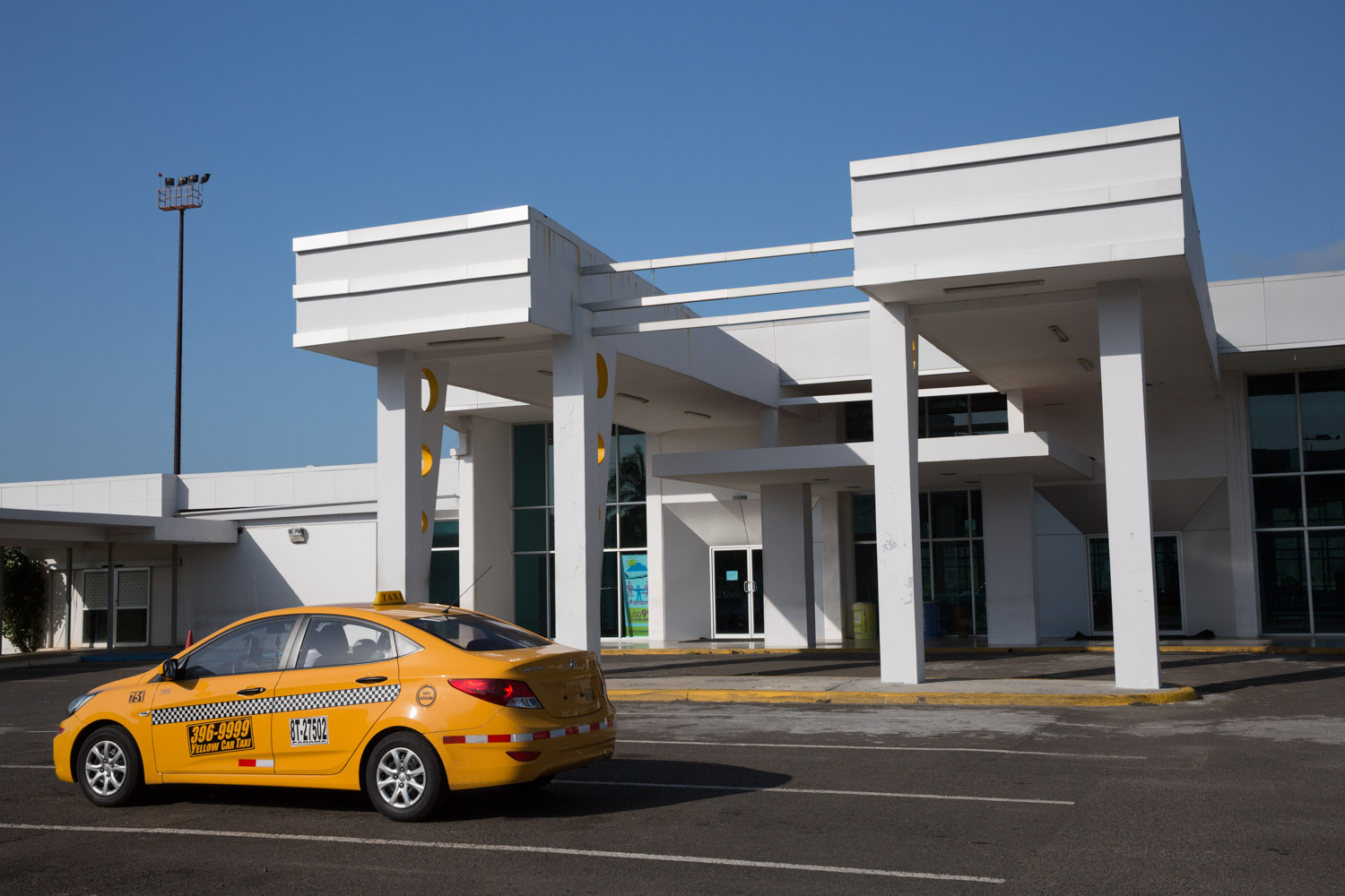 Taxi frente al aeropuerto de Panamá Pacífico