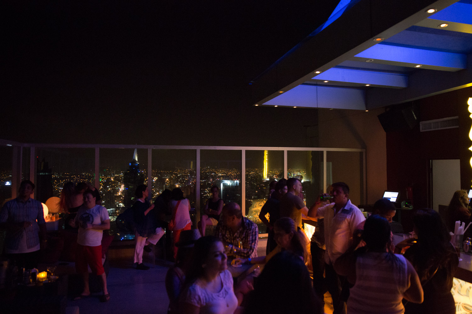 La noche en ciudad de Panamá desde la terraza de un bar
